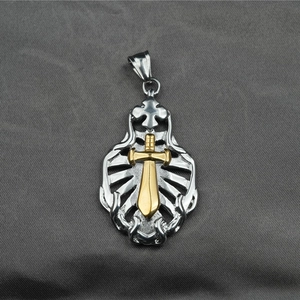 Pendente scudo gotico hip hop con spada dorata e cornice d'argento traforata