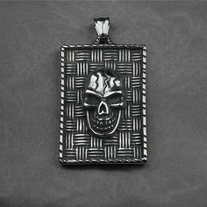 Pendentif rectangulaire punk en acier inoxydable avec crâne 3D et texture tissée