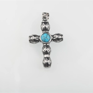 Pendentif croix rétro en acier inoxydable avec turquoise et relief floral oxydé