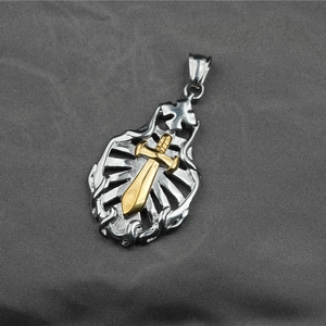 Collana con ciondolo a scudo croce hip hop in acciaio inossidabile bicolore oro e argento