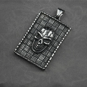 Pendentif punk en acier inoxydable avec crâne 3D et texture tissée rectangulaire