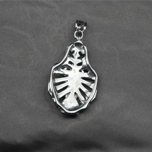 Collana hip hop con ciondolo a scudo incrociato in acciaio inossidabile argento