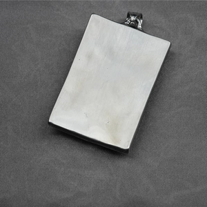 Pendentif punk en acier titane rectangulaire avec motif tissé et crâne 3D