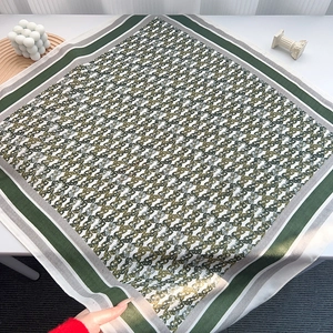 Grüner und grauer Vintage-Luxus-Seidenschal mit geometrischem Muster und Streifenrand
