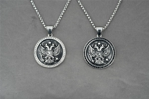 Vue détaillée des pendentifs aigle à deux têtes avec bordures en zircon noir et blanc
