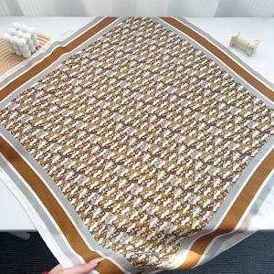 Seidig weiches quadratisches Tuch im Vintage-Stil mit geometrischem Kettenmuster in Braun