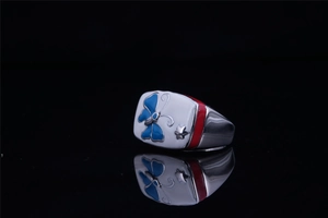 Détail de bague papillon rétro avec motifs bleus et emblème d'étoile en argent poli