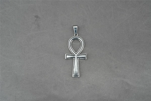 Dettaglio macro del ciondolo a chiave Ankh argento con scanalature nere marcate