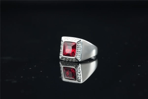 Macro-opname van zilveren ring met vierkante rode edelsteen en Griekse gravure