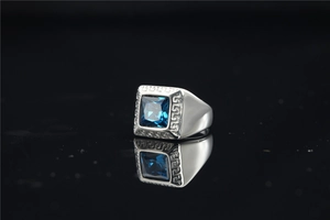 Detailopname van een retro zilveren zegelring met blauwe steen en Grieks motief
