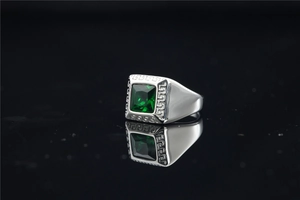 Macro-opname van herenring in titanium met groene vierkante edelsteen en Griekse motief