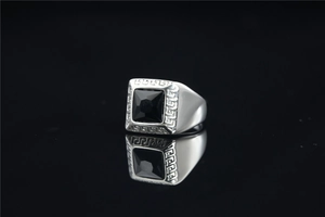 Macro-opname van vintage herenring met zwarte edelsteen en Griekse patronen