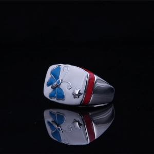 Bague rétro papillon en acier inoxydable avec motif émaillé bleu et détail d'étoile