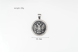 Vue macro du pendentif aigle à deux têtes avec zircons blancs, taille 35,5 mm et poids 25 g