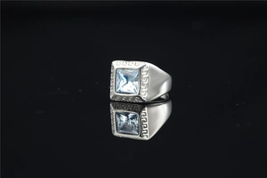 Macro-opname van zilveren ring met lichtblauwe edelsteen en Griekse meander patronen