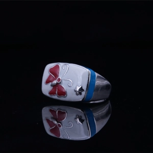 Bague vintage en acier titane avec motif papillon rouge émaillé et rayures bleues