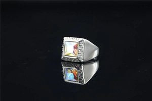 Macro-opname van herenring van titaniumstaal met iriserende edelsteen en Grieks patroon