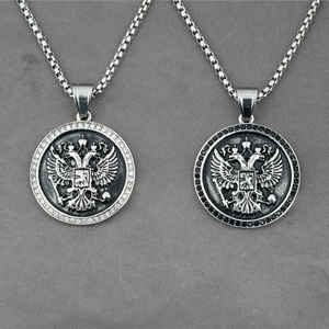 Collier Pendentif Aigle à Deux Têtes en Acier Titane Rétro pour Hommes Femmes Style de Rue Pendentif Médaille Ronde Incrusté de Strass