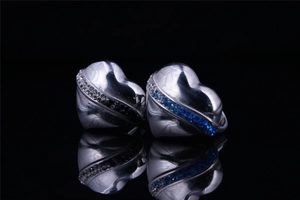 Close-up of vintage heart rings with sparkling zircon inlay and mirror reflection