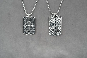 Detailansicht von Vintage Gothic Kreuz-Anhängern an Edelstahlketten im Dog-Tag-Stil