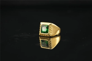Macro-opname van heren vintage gouden ring met groene edelsteen en Grieks patroon