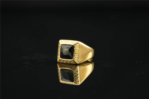Macrodetail van een gouden zegelring voor heren met zwarte steen en meanderpatroon
