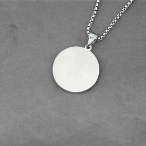 Collier avec pendentif rond argenté et chaîne vénitienne en acier inoxydable brossé