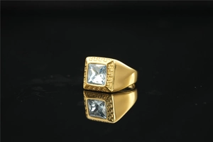 Detail van een gouden herenzegelring met blauwe edelsteen en Grieks fretpatroon