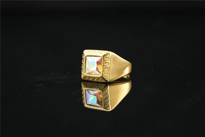 Macro-opname van gouden vintage herenring met vierkante edelsteen en Griekse motieven