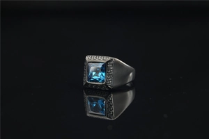Macro-opname van vintage herenring van titaniumstaal met blauwe edelsteen en Grieks patroon