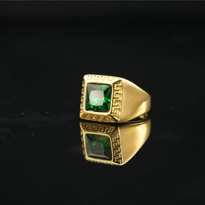 Vintage herenring met vierkante smaragdgroene edelsteen en Grieks sleutelpatroon