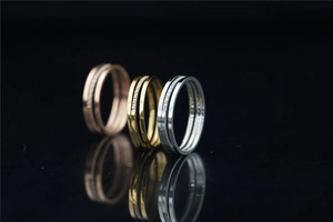 Makroaufnahme von dreifarbigen Schichtringen in Gold, Silber und Roségold mit Pavé-Diamanten