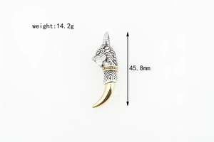 Retro wolf head pendant with golden tooth detail measuring 45.8mm and weighing 14.2g