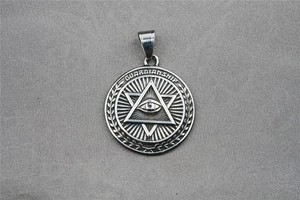 Détail du pendentif Œil de la Providence argenté avec gravure Guardianship