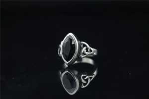 Détail de la bague vintage en argent avec pierre marquise noire et motifs celtiques