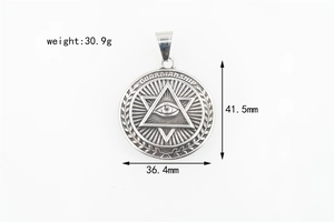 Vue détaillée du pendentif œil de la providence argenté avec dimensions et gravure