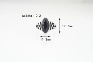 Détail macro bague vintage avec gemme noire, motifs celtiques et dimensions précises