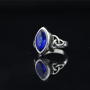 Bague vintage en acier titane avec pierre bleu marine et motifs de nœuds celtiques