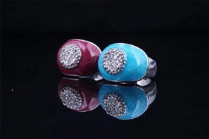 Vue macro de bagues en acier titane vintage avec émail rouge vin et bleu ciel et diamants