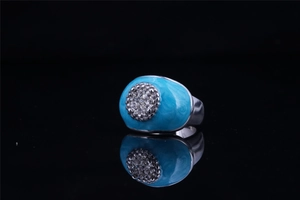 Vue macro détaillée d'une bague rétro en argent avec émail bleu ciel et strass brillants