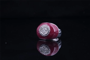Détail d'une bague vintage avec émail rouge foncé et cristaux brillants sertis