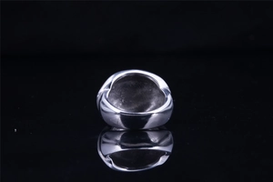 Vue détaillée du dos d'une bague large en acier titane avec finition polie et miroir