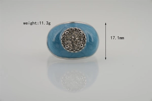 Vue détaillée de la bague en émail bleu sertie de cristaux avec mesures précises
