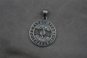 Dettaglio del ciondolo Albero della Vita vichingo con rune su tessuto scuro