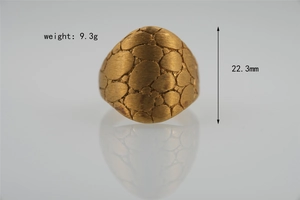 Detailed macro view of pebble texture gold ring showing 9.3g weight and 22.3mm height