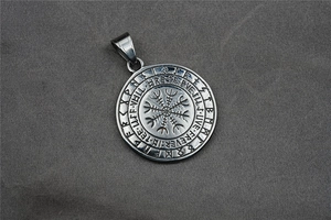 Vista macro del pendente vichingo Vegvisir con cerchio runico su disco d'acciaio