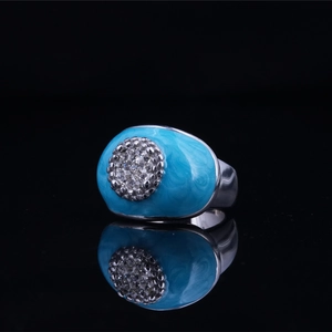Bague rétro en acier titane avec dôme en émail bleu et micro zircons étincelants