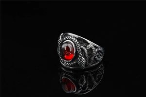 Vue détaillée d'une bague serpent rétro avec pierre précieuse rouge et reflet miroir