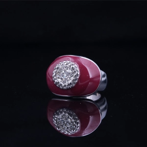 Bague vintage en acier titane avec émail rouge-violet et incrustation de diamants sur fond noir