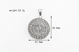 Dettaglio del ciondolo Albero della Vita con rune, peso 23,7g e altezza 42,5mm